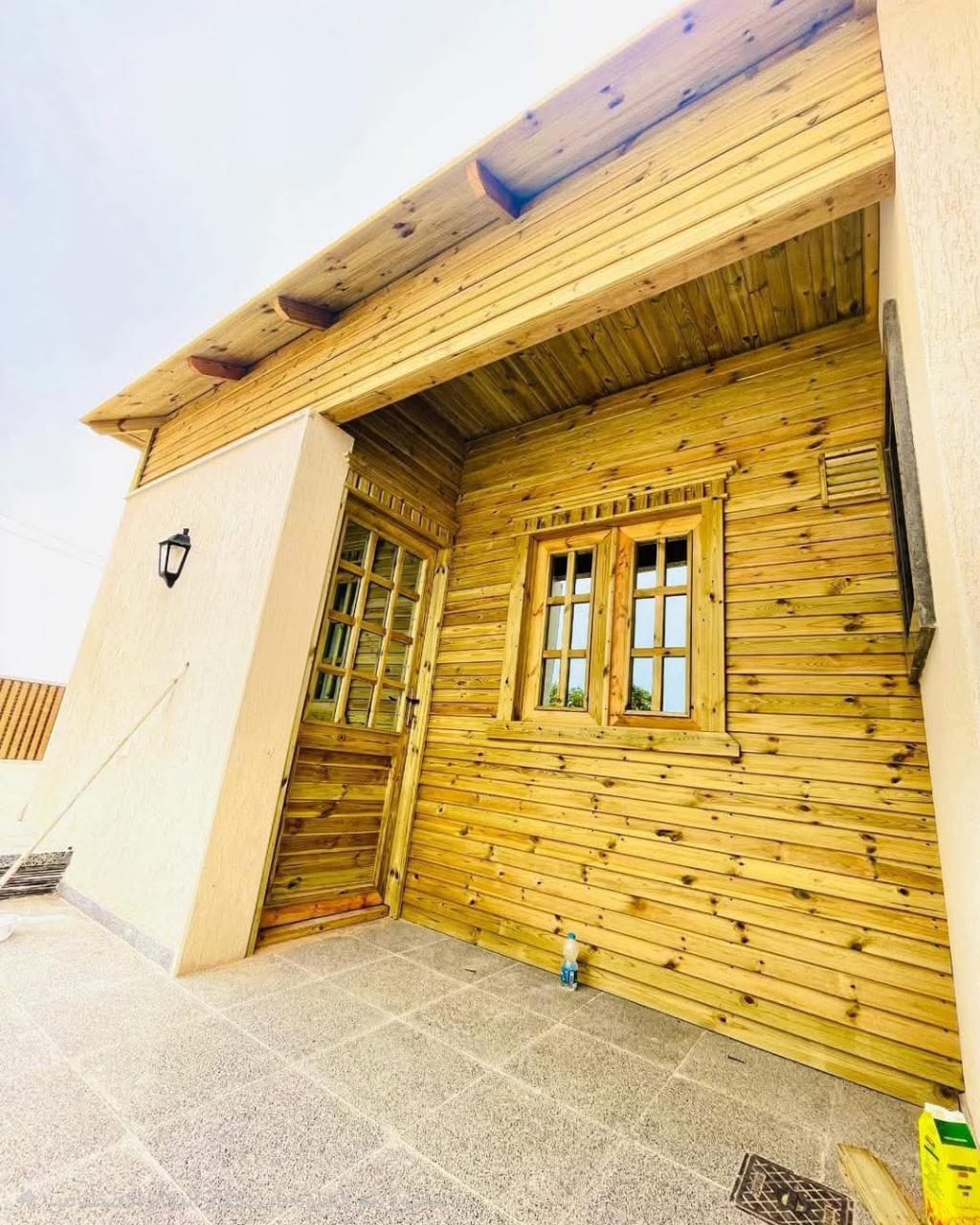 رفوف وحوائط خشبية